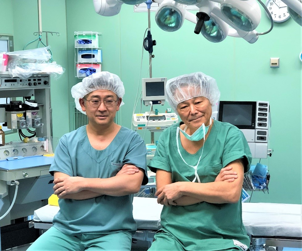 手術室の福島孝徳先生と酒井淳先生