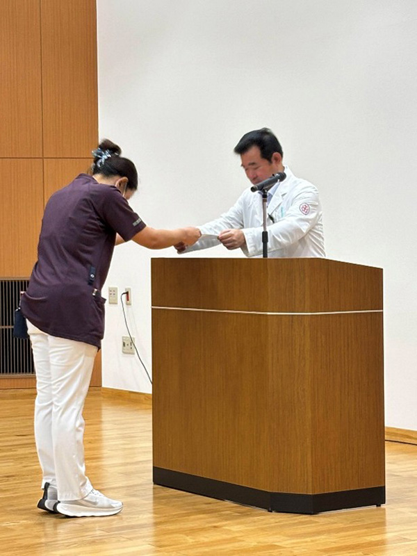 渡邉貞義院長による合格証書授与