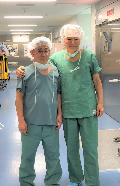 手術室前の廊下にいる福島孝徳先生と酒井淳先生