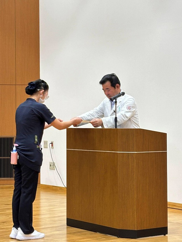 渡邉貞義院長による合格証書授与